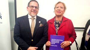 Juan Carlos Aveiga, ministro de Salud Pública; María de Lourdes Velasco, presidenta de la FEDE.